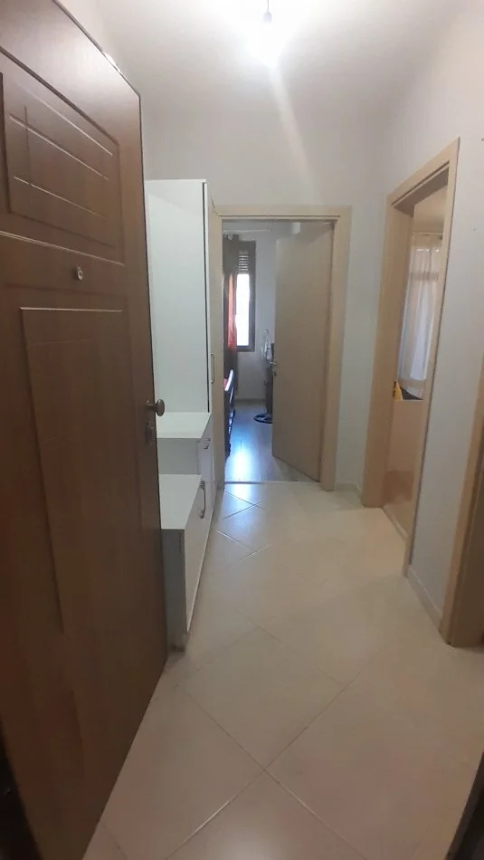 Tirane, jepet me qera apartament 1+1+Ballkon Kati 2, sip. 69 m² 300 € (Mbi Restorant Freskun)