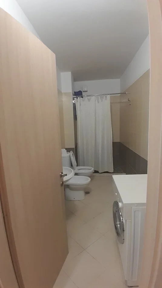 Tirane, jepet me qera apartament 1+1+Ballkon Kati 2, sip. 69 m² 300 € (Mbi Restorant Freskun)