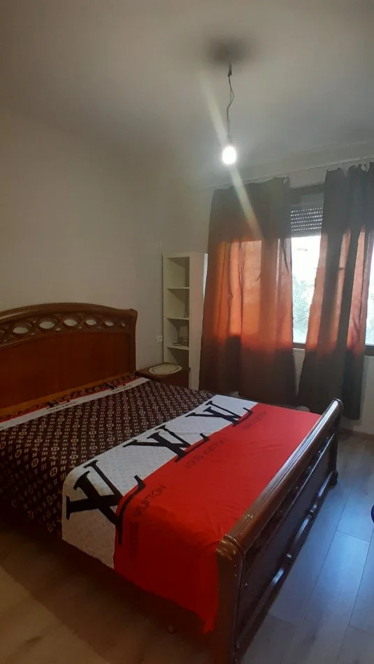 Tirane, jepet me qera apartament 1+1+Ballkon Kati 2, sip. 69 m² 300 € (Mbi Restorant Freskun)