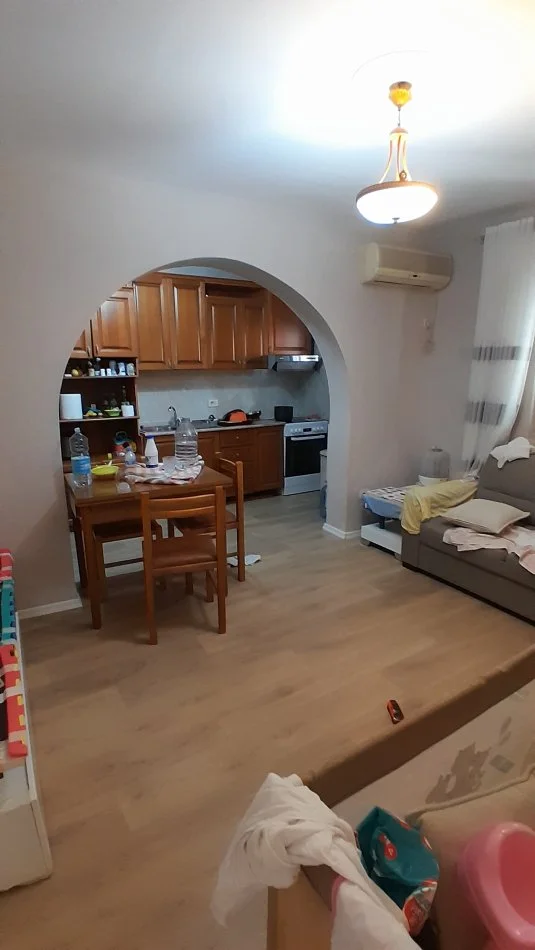 Tirane, jepet me qera apartament 1+1+Aneks+Ballkon Kati 1, 76 m², me PARKIM, 500 € (Rr. Ali Visha) QYTETI STUDENTI!