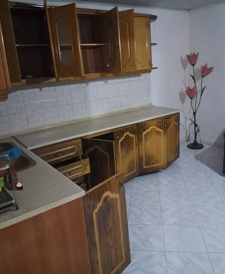 Tirane, jepet me qera Vile 1+1 Kati 1, 70 m² (Sapo Kalon Ish Fabriken e Kepucve,Allias)