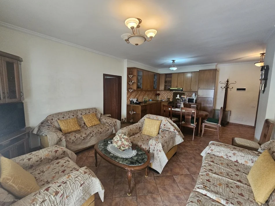 Tirane, jepet me qera apartament 2+1 Kati 4, 93 m² 500 € (SPITALI QSUT)