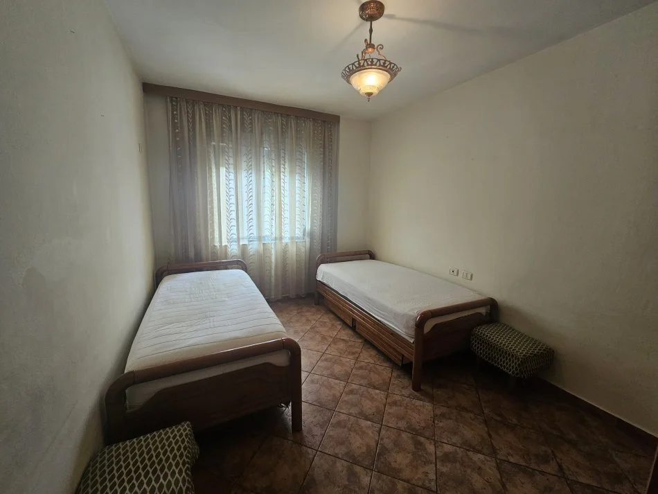 Tirane, jepet me qera apartament 2+1 Kati 4, 93 m² 500 € (SPITALI QSUT)