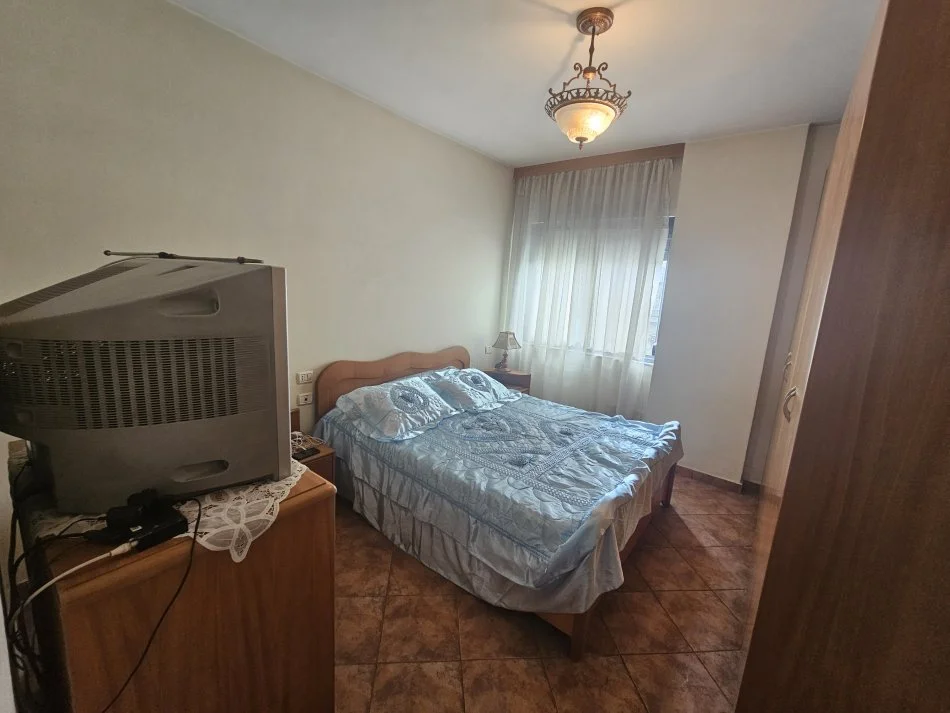 Tirane, jepet me qera apartament 2+1 Kati 4, 93 m² 500 € (SPITALI QSUT)