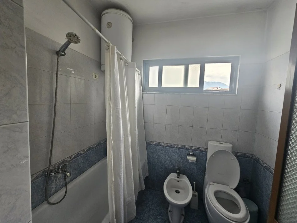 Tirane, jepet me qera apartament 2+1 Kati 4, 93 m² 500 € (SPITALI QSUT)