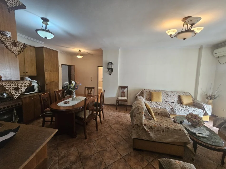 Tirane, jepet me qera apartament 2+1 Kati 4, 93 m² 500 € (SPITALI QSUT)
