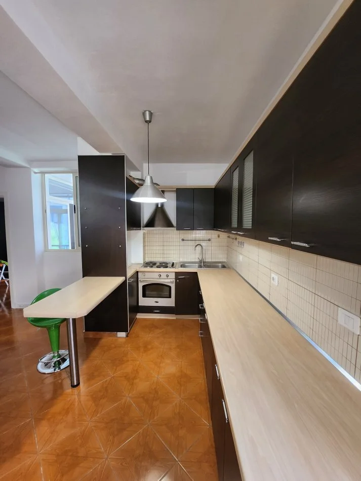 Tirane, jepet me qera apartament 1+1 Kati 1, 63 m² 430 € (Rruga Vorpsi)