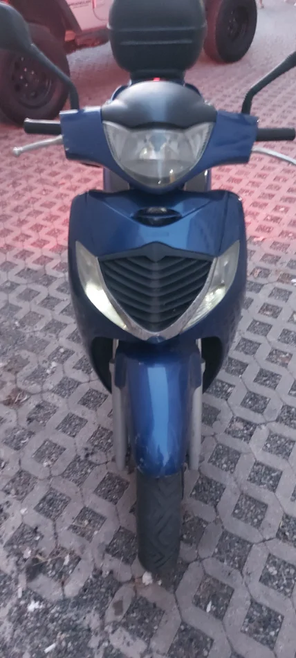 Tirane, shitet motor Honda sh 125 , blu 25.000 km 850 €