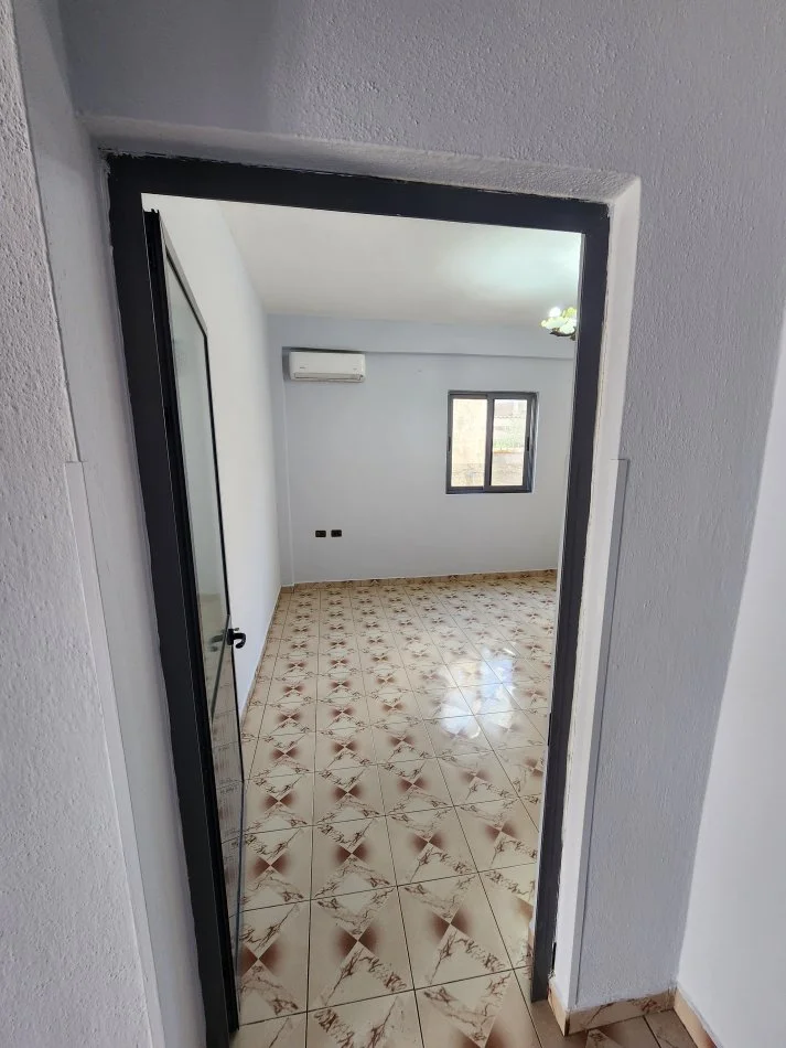 Tirane, jepet me qera 1+1+Ballkon Kati 1, 230 € (Rruga Azem Galica)