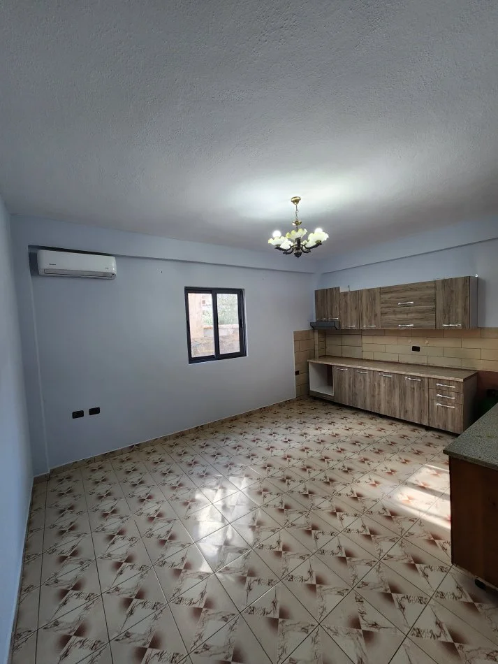 Tirane, jepet me qera 1+1+Ballkon Kati 1, 230 € (Rruga Azem Galica)