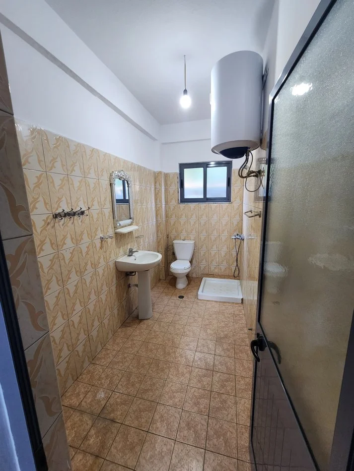 Tirane, jepet me qera 1+1+Ballkon Kati 1, 230 € (Rruga Azem Galica)