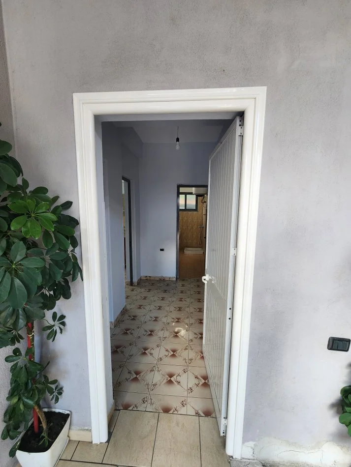 Tirane, jepet me qera 1+1+Ballkon Kati 1, 230 € (Rruga Azem Galica)