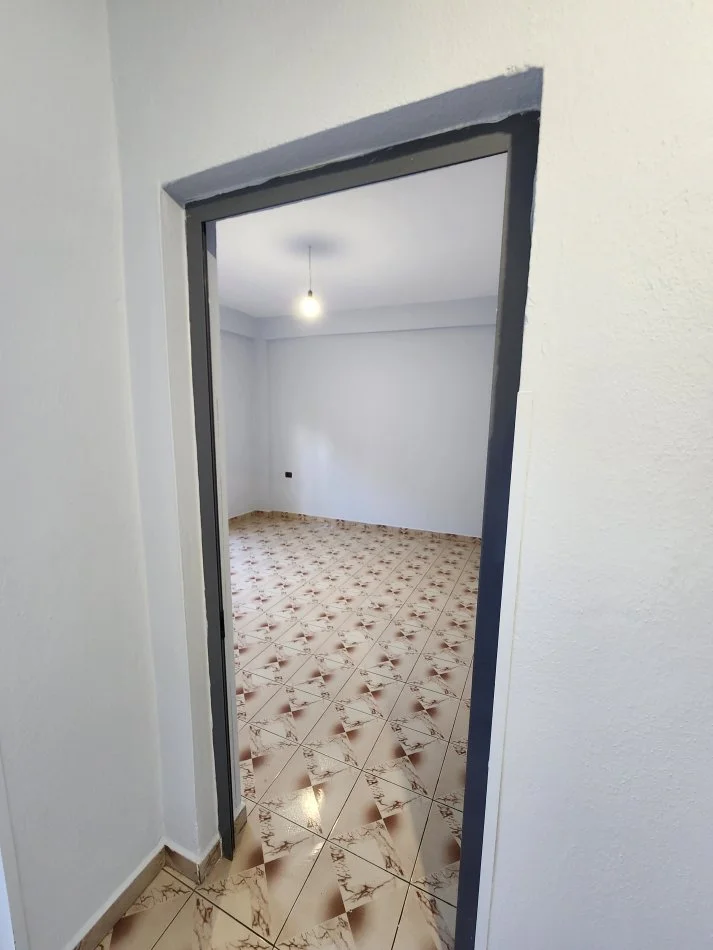 Tirane, jepet me qera 1+1+Ballkon Kati 1, 230 € (Rruga Azem Galica)