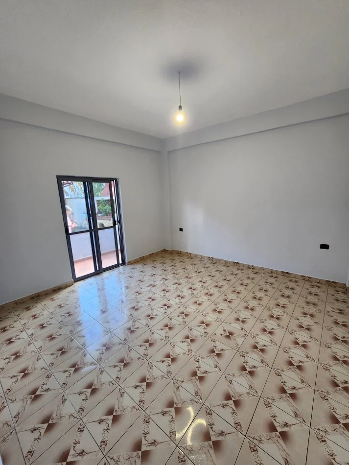 Tirane, jepet me qera 1+1+Ballkon Kati 1, 230 € (Rruga Azem Galica)