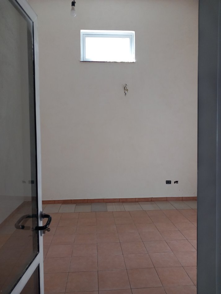 Fier, jepet me qera zyre Kati 0, 100 € 