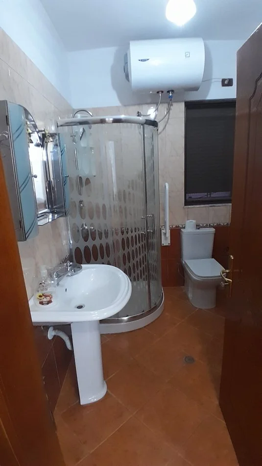 Tirane, jepet me qera apartament 2+1+Aneks+Ballkon Kati 2, 98 m² 450 € (Rr. Violeta Manushi Kodra e priftit)