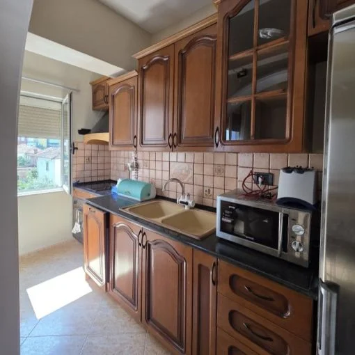 Tirane, jepet me qera apartament 2+1 Kati 3, 67 m² 600 € (Rruga e Elbasanit ,prane deges se Thesarit)