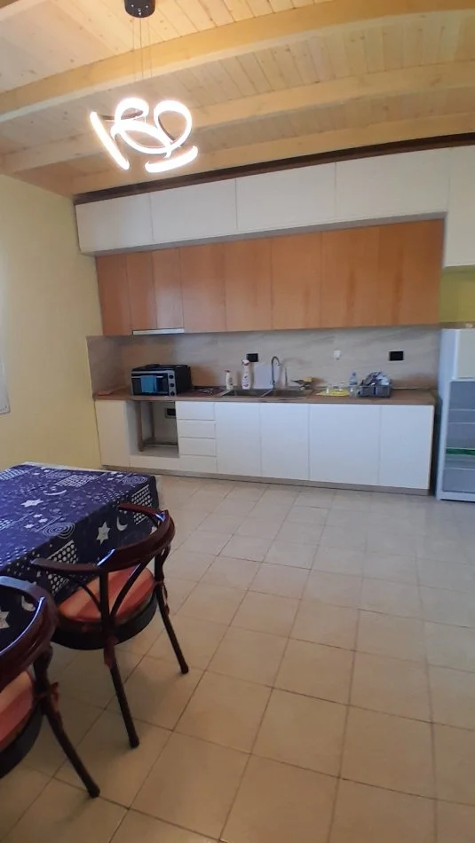 Tirane, jepet me qera apartament 4+1+Aneks+Ballkon Kati 4, 163 m² 600 € (Rezidenca Amerikane, Rr. Vellezerit Kondi)