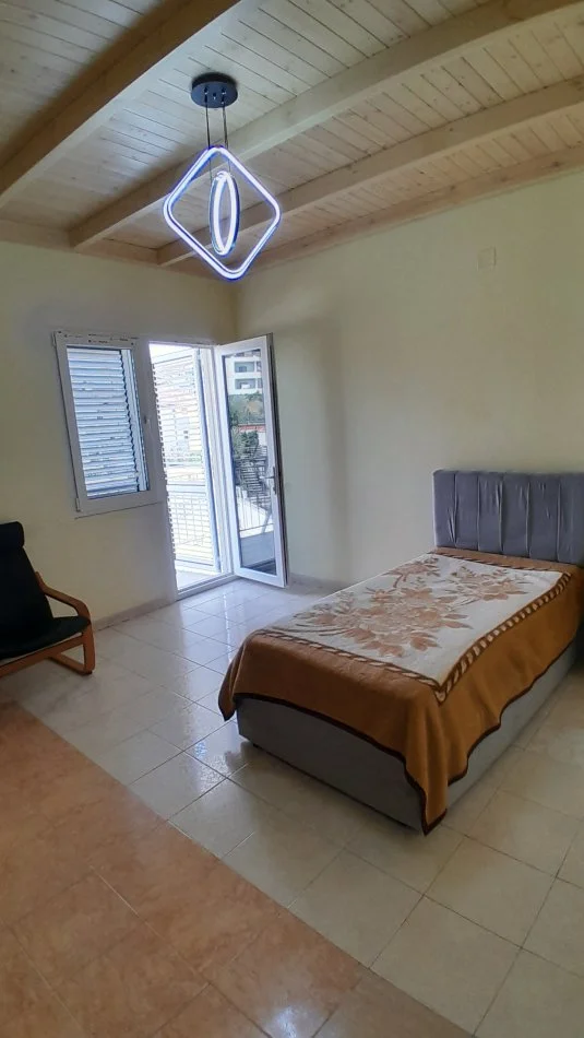 Tirane, jepet me qera apartament 4+1+Aneks+Ballkon Kati 4, 163 m² 600 € (Rezidenca Amerikane, Rr. Vellezerit Kondi)