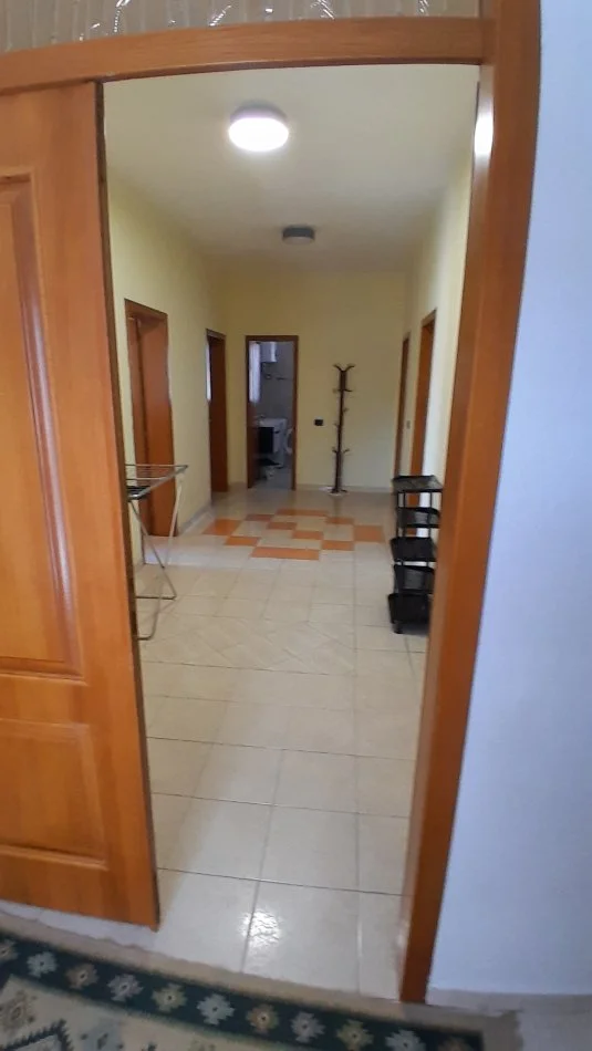 Tirane, jepet me qera apartament 4+1+Aneks+Ballkon Kati 4, 163 m² 600 € (Rezidenca Amerikane, Rr. Vellezerit Kondi)