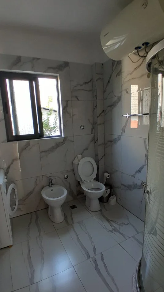 Tirane, jepet me qera apartament 4+1+Aneks+Ballkon Kati 4, 163 m² 600 € (Rezidenca Amerikane, Rr. Vellezerit Kondi)