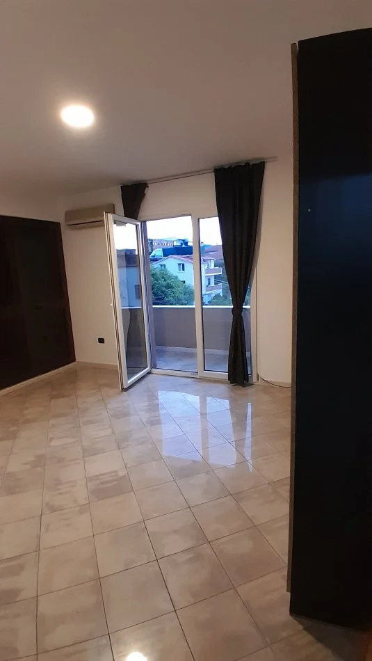 Tirane, jepet me qera apartament 3+1+Aneks+Ballkon Kati 2, 170 m²  550 € (Shkolla Bashkim Fino, Qyteti Studenti)