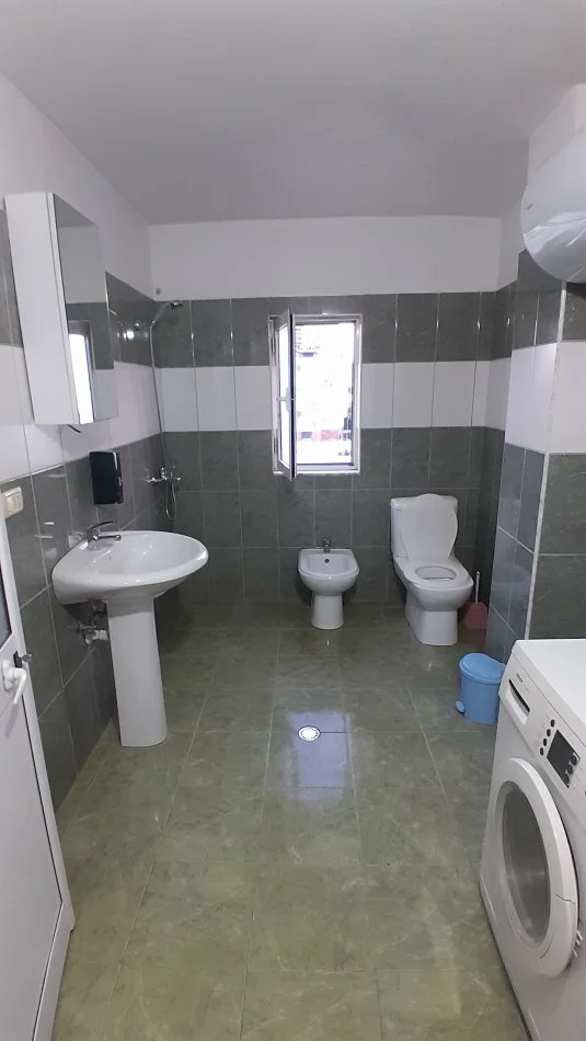 Tirane, jepet me qera apartament 1+1+Ballkon Kati 5, 69 m² 420 € (3 minuta nga KUPOLA Laprake)
