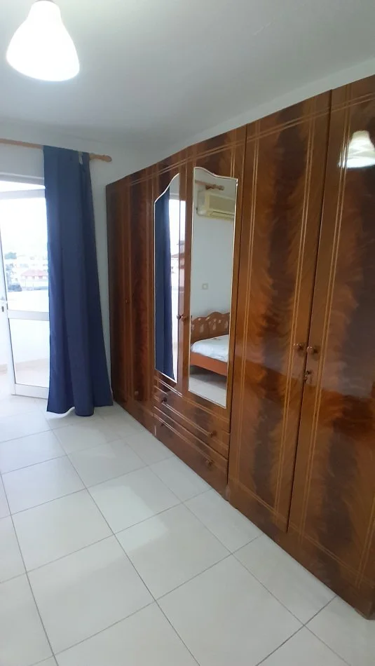 Tirane, jepet me qera apartament 1+1+Ballkon Kati 5, 69 m² 420 € (3 minuta nga KUPOLA Laprake)