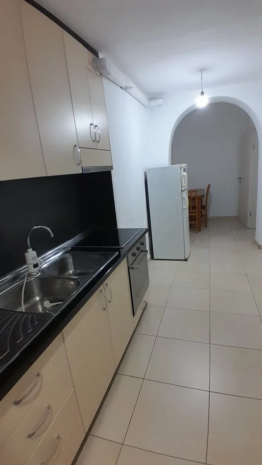 Tirane, jepet me qera apartament 1+1+Ballkon Kati 5, 69 m² 420 € (3 minuta nga KUPOLA Laprake)