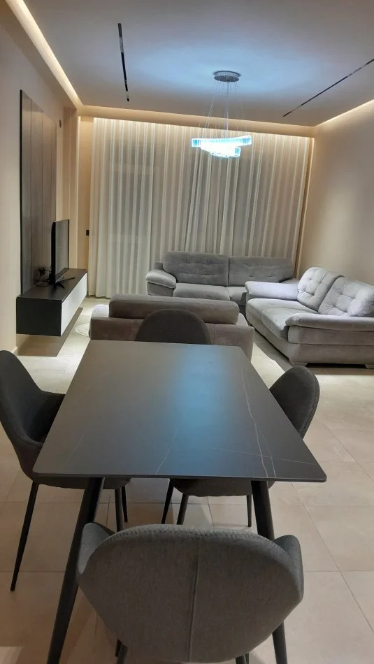 Tirane, jepet me qera apartament 1+1+Aneks+Ballkon Kati 7, 78 m² 500 € (Yzberisht, Bulevardi!)
