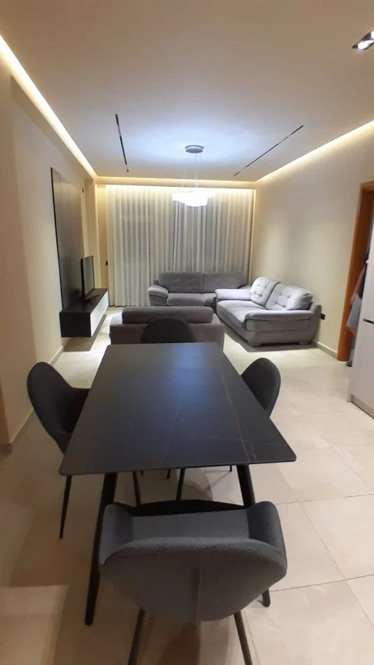 Tirane, jepet me qera apartament 1+1+Aneks+Ballkon Kati 7, 78 m² 500 € (Yzberisht, Bulevardi!)