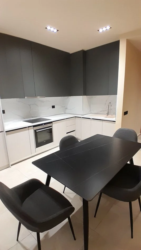 Tirane, jepet me qera apartament 1+1+Aneks+Ballkon Kati 7, 78 m² 500 € (Yzberisht, Bulevardi!)