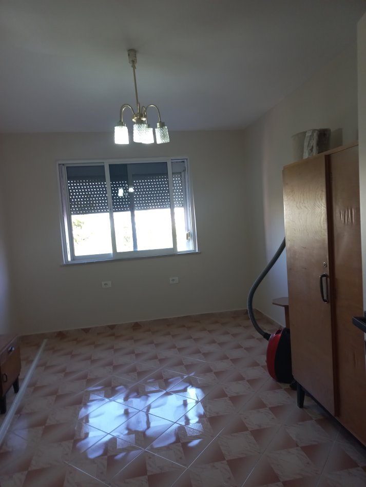 Tirane, Me Qera, për here të parë, Apartament i rinovuar, mobiluar, tip 2+1, kat 5, pallat ekzistues me 5-kate, qera 400€ /muaj, në blv B.Curri, buzë Lanës mbi Maternitetin e Ri "Koço Glozheni", 250m nga Ura Brrylit, 10-minut në këmbe nga qendra / Ura Elbasanit / Parlamenti, / Pazari Ri, Tiranë