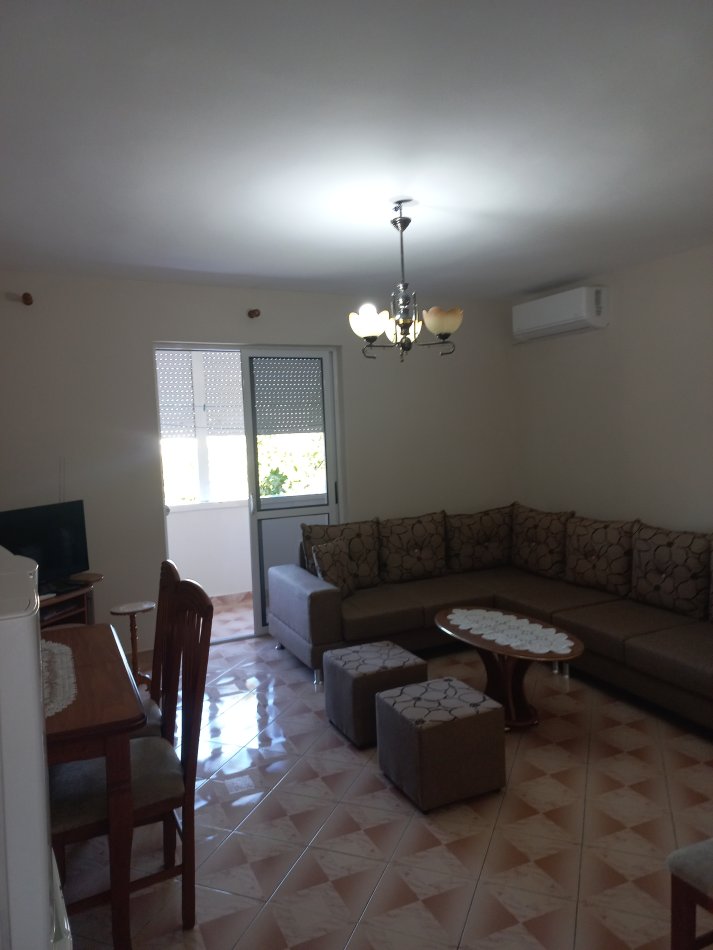 Tirane, Me Qera, për here të parë, Apartament i rinovuar, mobiluar, tip 2+1, kat 5, pallat ekzistues me 5-kate, qera 400€ /muaj, në blv B.Curri, buzë Lanës mbi Maternitetin e Ri "Koço Glozheni", 250m nga Ura Brrylit, 10-minut në këmbe nga qendra / Ura Elbasanit / Parlamenti, / Pazari Ri, Tiranë
