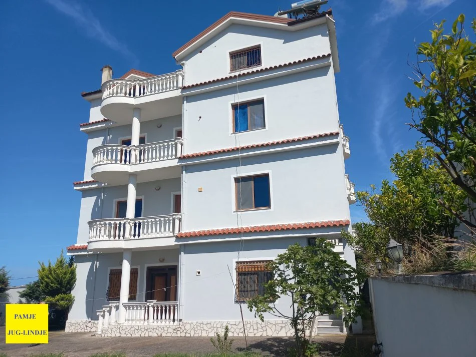 Golem-Mali-Robit- Kavaje: Shitet, vilë-ndërtes e mirembajtur, e kompletuar, mobiluar dhe funksionale,  me 3-kate, + papafingu, në sipëfaqe toke prej 740m2, sipërfaqe e ndërtuar 460m2, cmimi 650'000 €, diskutushëm, 650m nga Plazhi Qarretit e Golemit, 5.5km nga Kavaja, 12 km nga Amfiteatri  Durrsit.