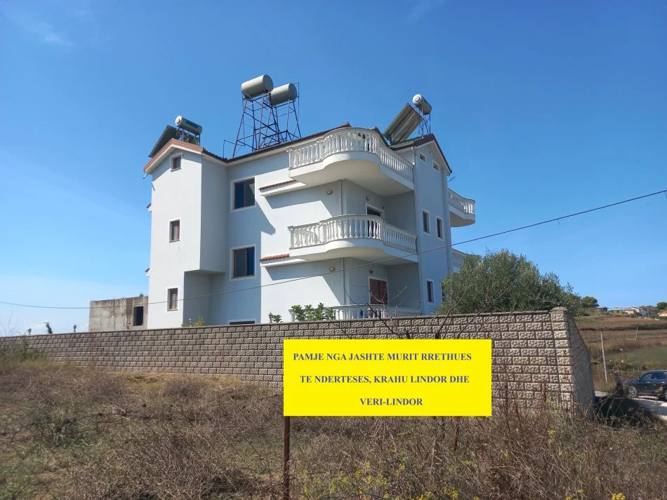 Golem-Mali-Robit- Kavaje: Shitet, vilë-ndërtes e mirembajtur, e kompletuar, mobiluar dhe funksionale,  me 3-kate, + papafingu, në sipëfaqe toke prej 740m2, sipërfaqe e ndërtuar 460m2, cmimi 650'000 €, diskutushëm, 650m nga Plazhi Qarretit e Golemit, 5.5km nga Kavaja, 12 km nga Amfiteatri  Durrsit.