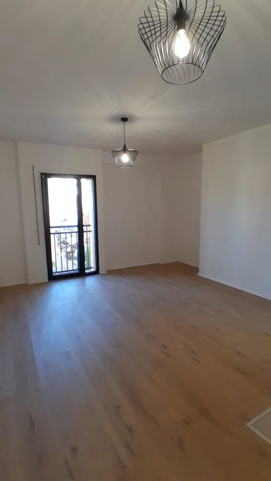 Tirane, jepet me qera apartament 1+1+Ballkon Kati 3, 69 m² 400 € (Shkolla Baletit prane BKT)