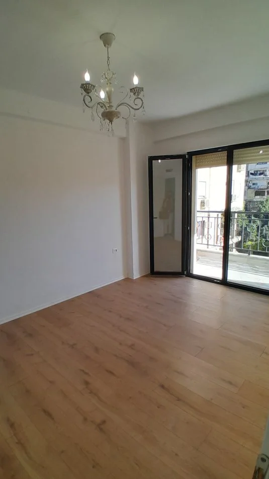 Tirane, jepet me qera apartament 1+1+Ballkon Kati 3, 69 m² 400 € (Shkolla Baletit prane BKT)