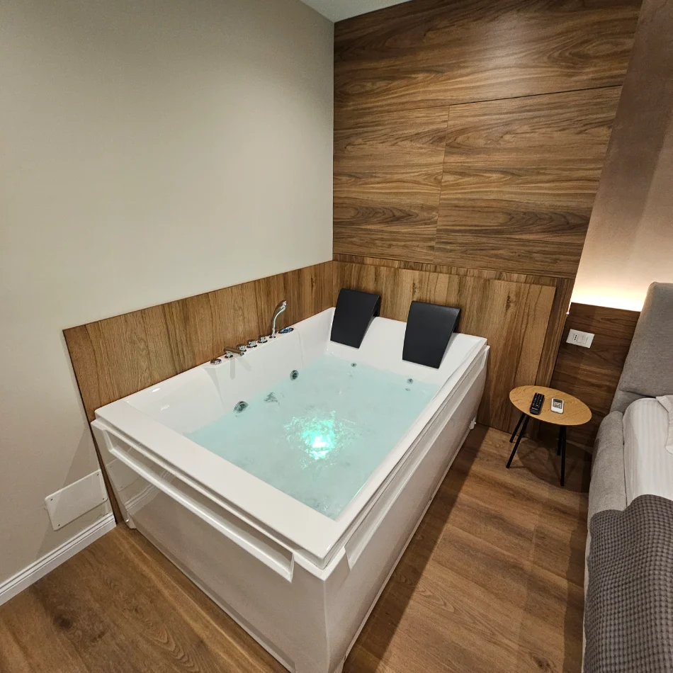QERA DITORE AP ME JACUZZI / TIRANE