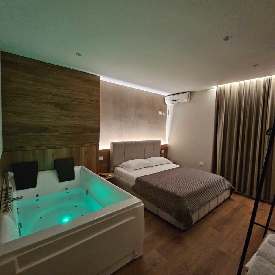 QERA DITORE AP ME JACUZZI / TIRANE
