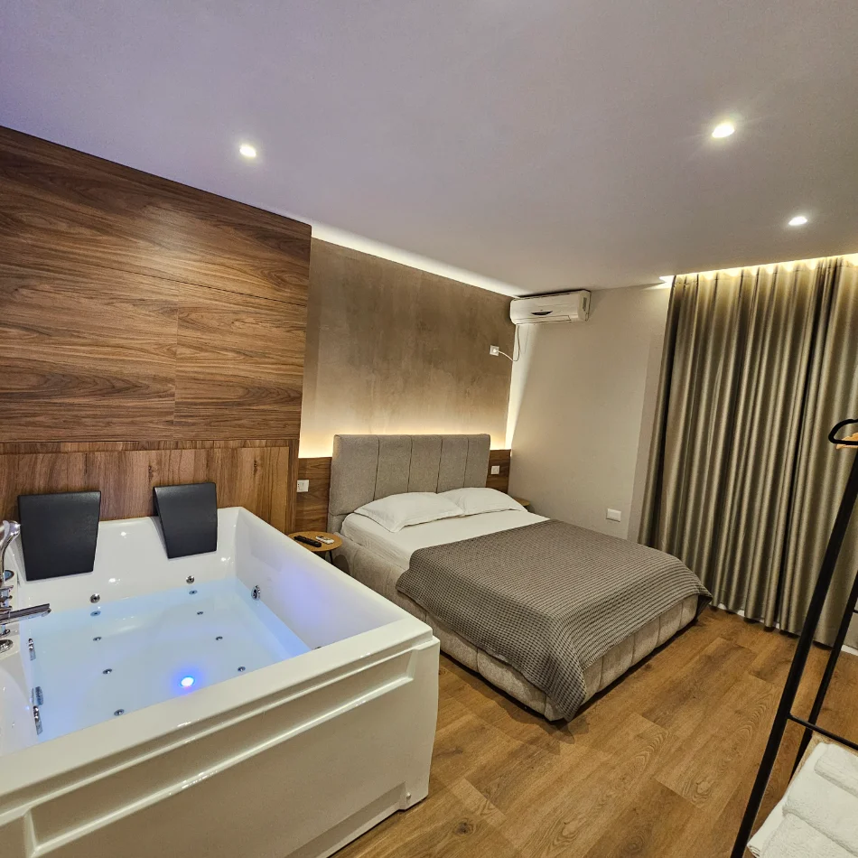 QERA DITORE AP ME JACUZZI / TIRANE