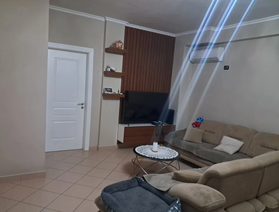 Tirane, jepet me qera apartament 2+1+Ballkon Kati 2, 85 m² 701 € (Rruga Bill Klinton)