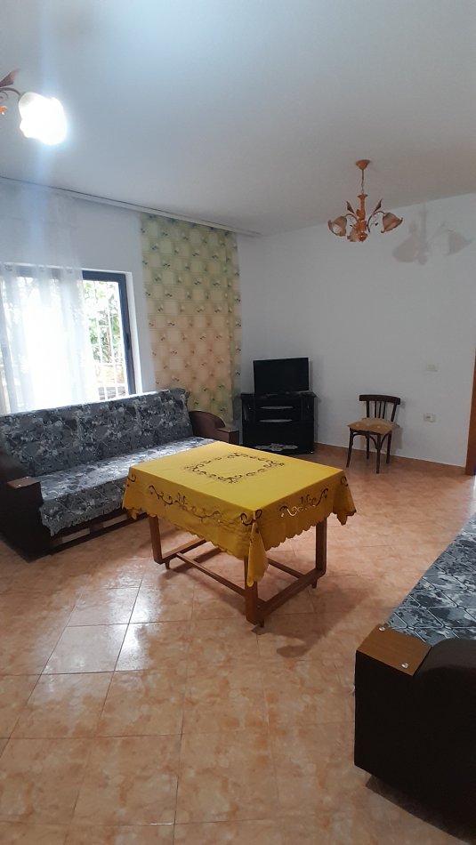 Tirane, jepet me qera apartament 1+1+Ballkon Kati 1, 69 m² 350 € (Rr. Vellezerit Kondi, Rezidenca Amerikane)