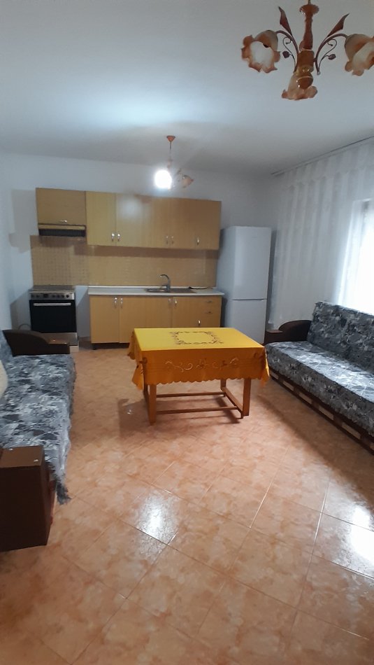 Tirane, jepet me qera apartament 1+1+Ballkon Kati 1, 69 m² 350 € (Rr. Vellezerit Kondi, Rezidenca Amerikane)