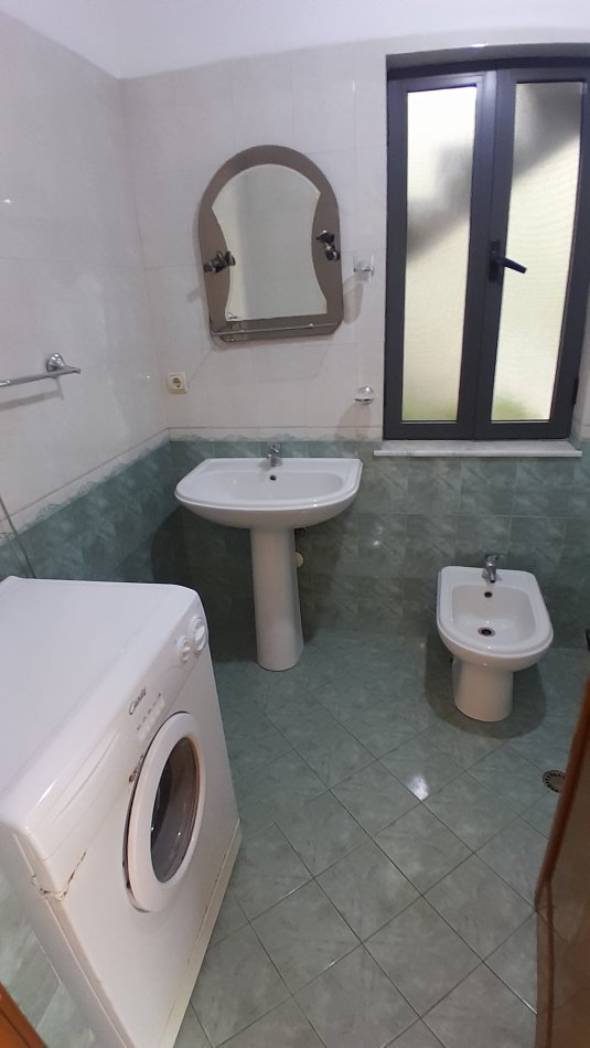 Tirane, jepet me qera apartament 1+1+Ballkon Kati 1, 69 m² 350 € (Rr. Vellezerit Kondi, Rezidenca Amerikane)