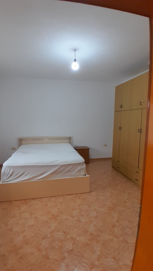 Tirane, jepet me qera apartament 1+1+Ballkon Kati 1, 69 m² 350 € (Rr. Vellezerit Kondi, Rezidenca Amerikane)