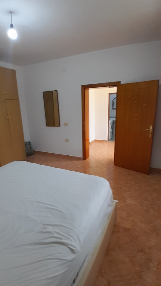 Tirane, jepet me qera apartament 1+1+Ballkon Kati 1, 69 m² 350 € (Rr. Vellezerit Kondi, Rezidenca Amerikane)