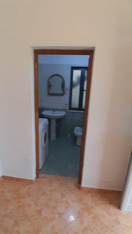 Tirane, jepet me qera apartament 1+1+Ballkon Kati 1, 69 m² 350 € (Rr. Vellezerit Kondi, Rezidenca Amerikane)