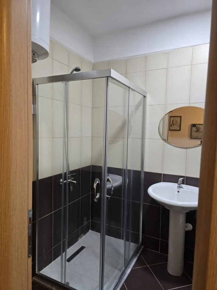 Tirane, jepet me qera apartament 2+1+Ballkon Kati 5, 120 m² 500 € (Tek Pallatet Cabej, Rruga Thoma Koxhaj)