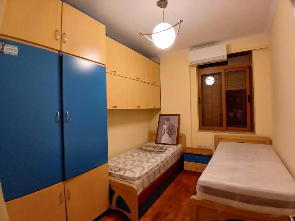 Tirane, jepet me qera apartament 2+1+Ballkon Kati 3, 110 m² 700 € (Qender / cirku)